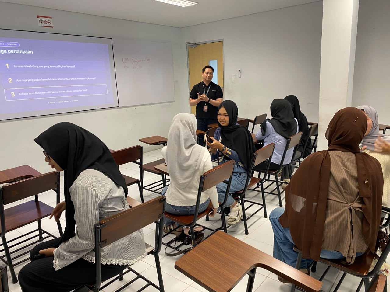 Sabtu, 25 Juli 2026, SATU University Kampus Pontianak kembali menyelenggarakan Trial Class sebagai wadah bagi calon mahasiswa untuk merasakan pengalaman belajar di bangku perkuliahan. Terima kasih atas semangat dan partisipasi aktif seluruh peserta. Semoga kegiatan ini memberikan inspirasi, wawasan baru, dan semakin memantapkan langkah dalam menentukan masa depan.